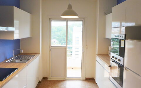 Cavalaire 279: Pièce, Propriété, Comptoir, Cuisine, Meubles, Sol, Bâtiment, Design Intérieur, Cabinetry, Maison