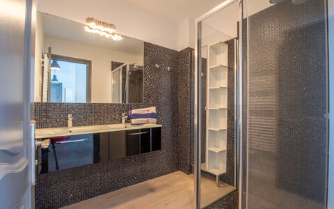 Le Grand Large: Propriété, Miroir, Meubles, Bâtiment, Design Intérieur, Cabinetry, Architecture, Bois, Sol, Comptoir