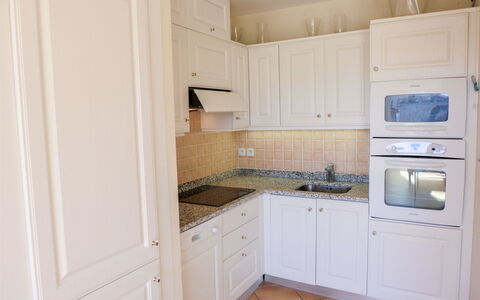 Le Panoramic: Cabinetry, Comptoir, Bâtiment, Cuisinière, Appareil De Cuisine, Bois, Evier, Cuisine, Design Intérieur, Électroménager