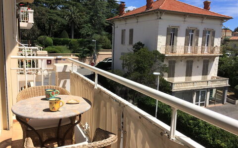 Le Panoramic: Bâtiment, Meubles, Ciel, Fenêtre, Nuage, Table, Plante, Chaise, Arbre, Maison