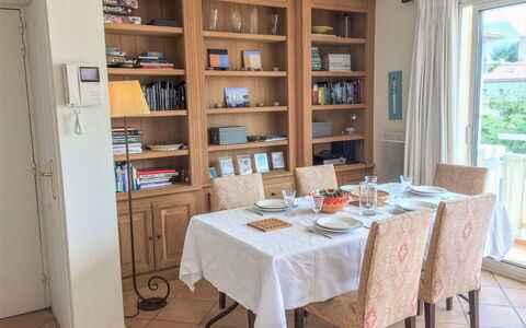 Le Panoramic: Table, Meubles, Propriété, Étagère, Vaisselle, Rayonnage, Cabinetry, Bois, Fenêtre, Design Intérieur