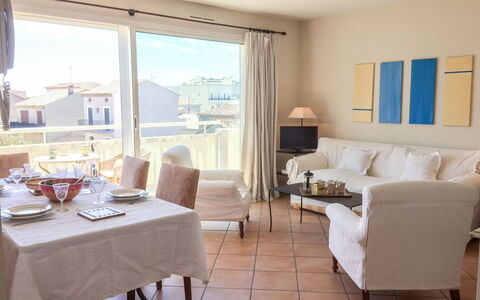 Le Panoramic: Table, Meubles, Bâtiment, Canapé, Confort, Fenêtre, Bleu, Bois, Oreiller, Design Intérieur