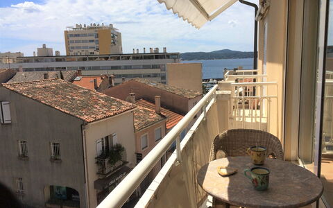 Le Panoramic: Ciel, Propriété, Fenêtre, Bâtiment, Nuage, Table, Bois, Ombre, Immobilier, Zone Résidentielle