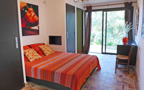 La Maison du Midi: Chambre, Pièce, Meubles, Lit, Propriété, Drap De Lit, Design Intérieur, Sol, Orange, Literie