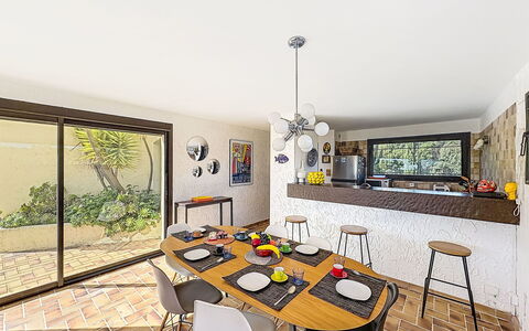 La Maison du Midi: Meubles, Design Intérieur, Sol, Table, Bois, Chaise, Table Cuisine Et Salle A Manger, Plafond, Sol, Cuisine
