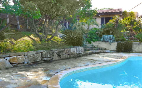 La Maison du Midi: L'Eau, Plante, Ressources En Eau, Propriété, La Nature, Bleu Azur, Bâtiment, Arbre, Paysage Naturel, Ciel