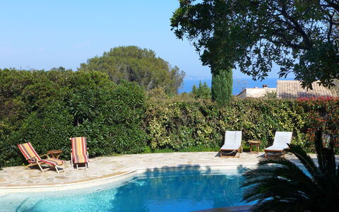 La Maison du Midi: L'Eau, Plante, Ciel, Propriété, Piscine, Bleu Azur, Paysage Naturel, Arbre, Herbe, Mobilier De Jardin