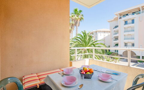 Fréjus 559: Vaisselle, Ciel, Table, Propriété, Plante, Meubles, Bâtiment, Nuage, Vaisselle, Coupe