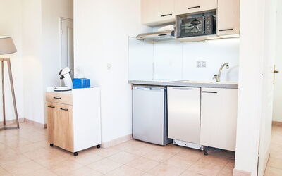 Les Rives Latines 559.3: Meubles, Principaux Appliance, Cuisine, Cabinetry, Appareil De Cuisine, Appartement, Chaise, Comptoir, Électroménager, Tache De Bois