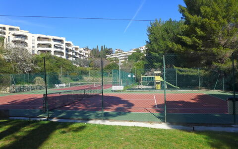 Ciel de Fabron: Ciel, Complexe Sportif, Propriété, Herbe, Jour, Espace Public, Arbre, Quartier, Immobilier, Zone Résidentielle