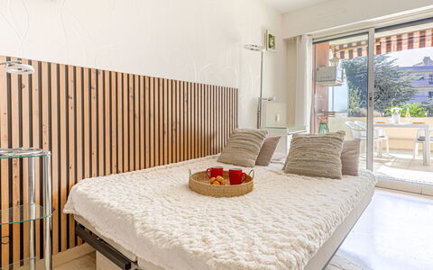 Ciel de Fabron: Meubles, Lit, Design Intérieur, Chambre, Mur, Sol, Sol, Bois, Drap De Lit, Literie
