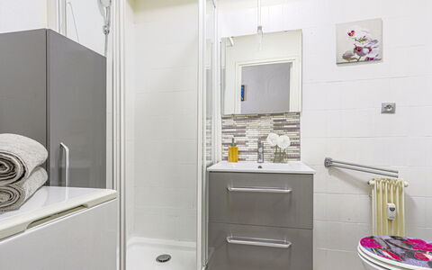 Ciel de Fabron: Sol, Sol, Luminaire Plomberie, Design Intérieur, Salle De Bains, Armoire De Toilette, Évier, Plomberie, Cabinetry, Toilette