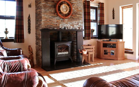 Glenn Cottage: Marron, Propriété, Meubles, Fenêtre, Bois, Salon, Foyer, Cadre, Confort, Sol