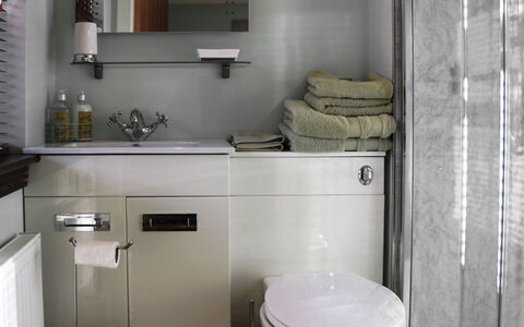 Glenn Cottage: Luminaire Plomberie, Propriété, Évier, Miroir, Robinet, Cabinetry, Siège De Toilette, Salle De Bains, Éclairage, Violet