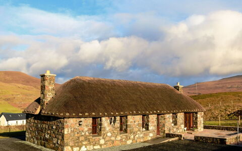 Glenn Cottage: Nuage, Ciel, Bâtiment, Fenêtre, À Déchaumer, Maison, Lot Terre, Paysage Naturel, Chalet, Herbe