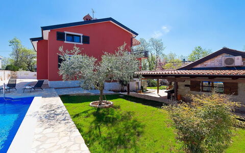 Majda: Propriété, Maison, Zone Résidentielle, Domicile, Bâtiment, Immobilier, Architecture, Arbre, Toit, Façade