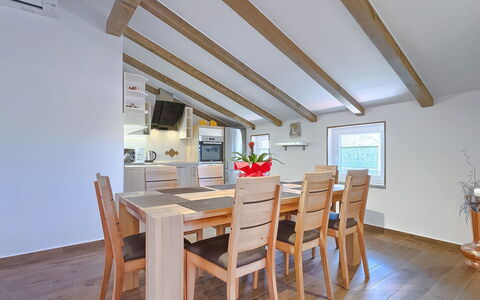 Majda: Pièce, Propriété, Bâtiment, Salle À Manger, Plafond, Meubles, Sol, Maison, Table, Design Intérieur