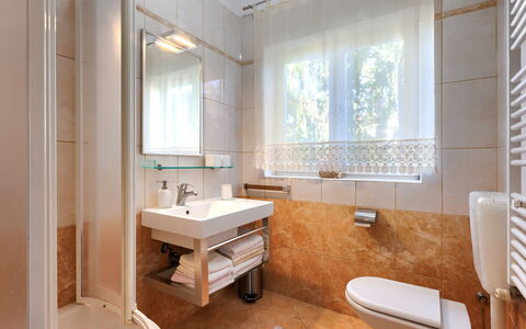 Ivanka: Miroir, Robinet, Luminaire Plomberie, Évier, Propriété, Fenêtre, Lavabo, Bâtiment, Baignoire, Salle De Bains