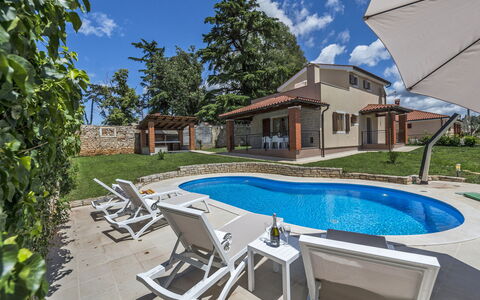Orhidea: Piscine, Zone Résidentielle, Domicile, Mobilier De Jardin, Biens, Recours, Eco Hôtel, Ombre, Chalet, Aménagement Paysager