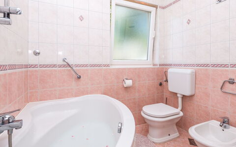 Silva: Salle De Bains, Propriété, Pièce, Baignoire, Robinet, Mur, Tuile, Rose, Luminaire Plomberie, Architecture