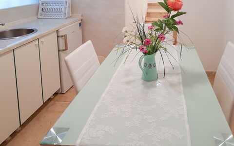 Fažana Peroj 106: Blanc, Sol, Propriété, Pièce, Tuile, Table, Meubles, Comptoir, Design Intérieur, Sol