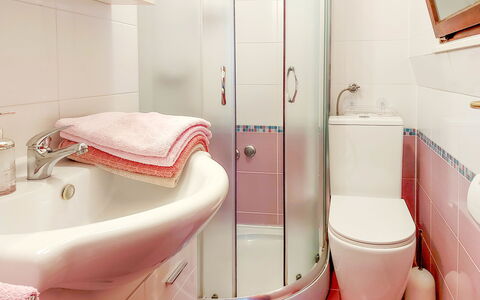 Fažana Peroj 106: Marron, Luminaire Plomberie, Toilette, Siège De Toilette, Robinet, Salle De Bains, Violet, Lavabo, Sol, Plomberie