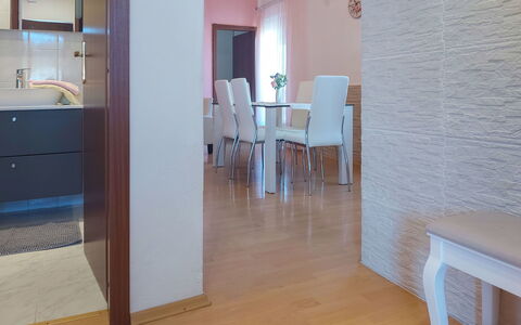 Fažana Peroj 106: Table, Meubles, Bâtiment, Porte, Bois, Maison, Design Intérieur, Sol, Sol, Salle