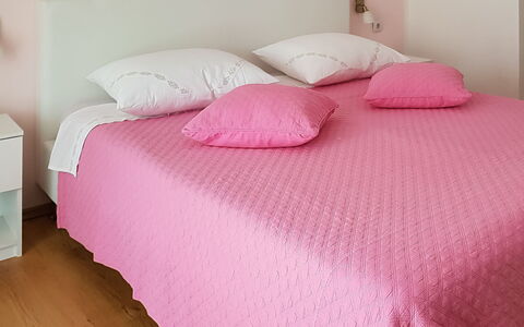 Fažana Peroj 106: Drap De Lit, Chambre, Lit, Literie, Rose, Meubles, Cadre De Lit, Textile, Housse De Couette, Pièce
