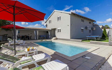 David: Nuage, Ciel, Propriété, Bâtiment, Piscine, Bleu Azur, Mobilier De Jardin, Design Intérieur, Fenêtre, Condominium