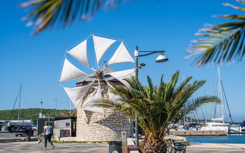 Sea: L'Eau, Ciel, Plante, Bâtiment, Bleu Azur, Paysage Naturel, Arbre, Plan D'Eau, Plage, Terrain