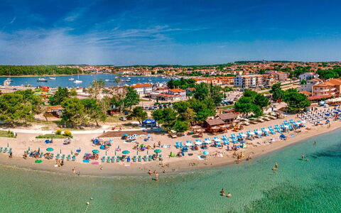 Sea: L'Eau, Ciel, Plante, Bâtiment, Bleu Azur, Paysage Naturel, Arbre, Plan D'Eau, Plage, Terrain