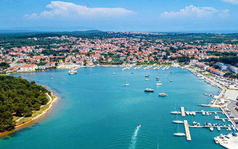 Sea: L'Eau, Ciel, Plante, Bâtiment, Bleu Azur, Paysage Naturel, Arbre, Plan D'Eau, Plage, Terrain