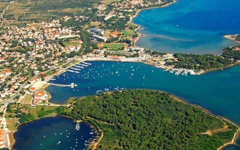 Sea: L'Eau, Ciel, Plante, Bâtiment, Bleu Azur, Paysage Naturel, Arbre, Plan D'Eau, Plage, Terrain