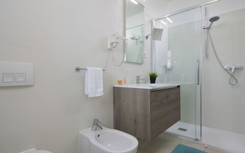 Debora: Salle De Bains, Pièce, Propriété, Luminaire Plomberie, Design Intérieur, Accessoire Salle De Bain, Architecture, Sol, Maison, Tuile
