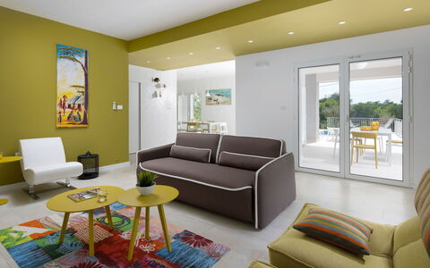 Debora: Salon, Pièce, Meubles, Design Intérieur, Propriété, Jaune, Bâtiment, Maison, Table, Table Basse