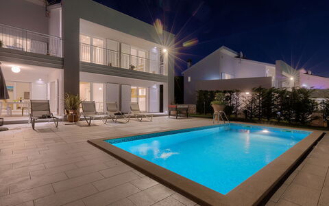 Debora: L'Eau, Plante, Propriété, Bâtiment, Ciel, Bleu Azur, Piscine, Fenêtre, Design Intérieur, Architecture