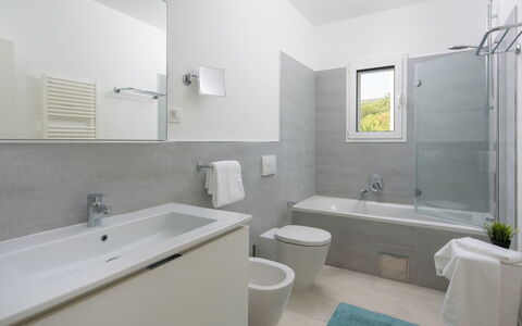 Chiara: Salle De Bains, Propriété, Pièce, Design Intérieur, Baignoire, Luminaire Plomberie, Sol, Mur, Bâtiment, Architecture
