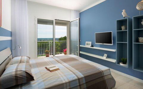 Chiara: Chambre, Pièce, Meubles, Design Intérieur, Propriété, Lit, Bâtiment, Sol, Maison, Mur