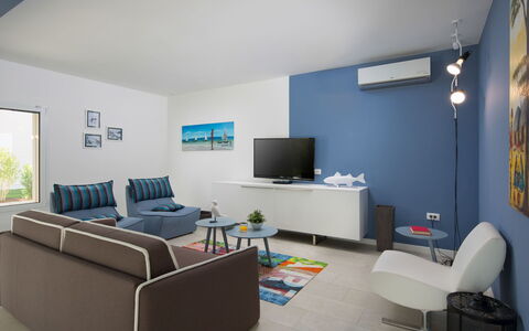 Chiara: Pièce, Salon, Meubles, Design Intérieur, Propriété, Bâtiment, Bleu, Sol, Mur, Plafond