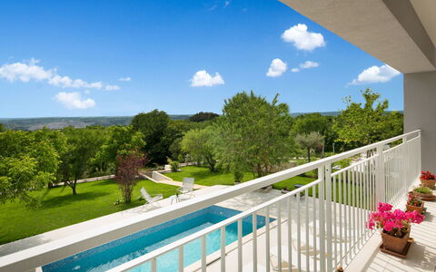 Chiara: Propriété, Immobilier, Maison, Domicile, Balcon, Bâtiment, Ciel, Zone Résidentielle, Pièce, Porche