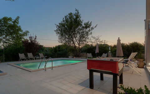 Chiara: Ciel, Plante, Ombre, Table, Piscine, Mobilier De Jardin, Arbre, Zone Résidentielle, Loisir, Espace Public