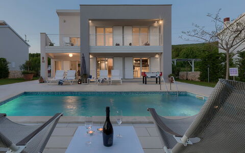 Chiara: L'Eau, Propriété, Ciel, Plante, Piscine, Bâtiment, Fenêtre, Architecture, Design Intérieur, Ombre