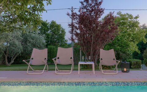 Chiara: L'Eau, Ciel, Meubles, Plante, Arbre, Mobilier De Jardin, Ombre, Chaise, Paysage Naturel, Rectangle