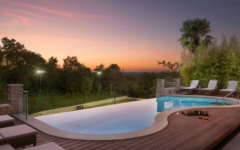 Vlastelini: Ciel, L'Eau, Plante, Propriété, Bâtiment, Piscine, Arbre, Nuage, Architecture, Ombre