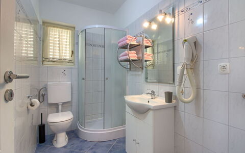 Marevista: Salle De Bains, Propriété, Pièce, Luminaire Plomberie, Architecture, Immobilier, Tuile, Design Intérieur, Maison, Bâtiment