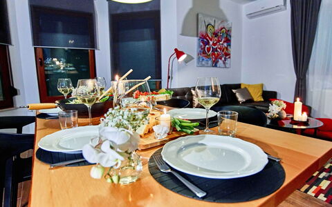 Mia: Pièce, Salle À Manger, Design Intérieur, Propriété, Meubles, Domicile, Table, Bâtiment, Maison, Porcelaine