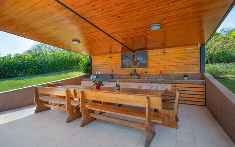 Mia: Propriété, Maison, Pièce, Meubles, Domicile, Immobilier, Bâtiment, Table, Design Intérieur, Banc