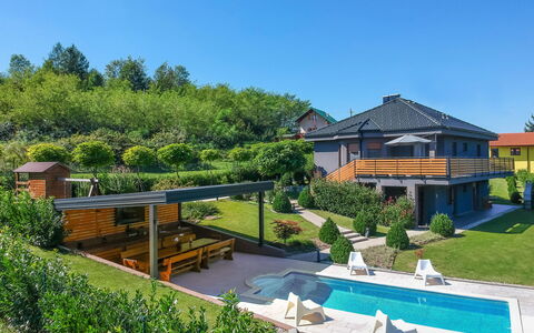 Mia: Propriété, Immobilier, Maison, Bâtiment, Biens, Domicile, Piscine, Zone Résidentielle, Botanique, Recours