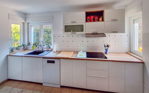 Zorica: Appareil De Cuisine, Cuisine, Comptoir, Cabinetry, Principaux Appliance, Design Intérieur, Sol, Evier, Électroménager, Bois