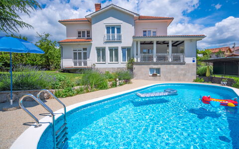 Zorica: Nuage, Plante, L'Eau, Ciel, Bâtiment, Propriété, Bleu, Fenêtre, Piscine, Bleu Azur
